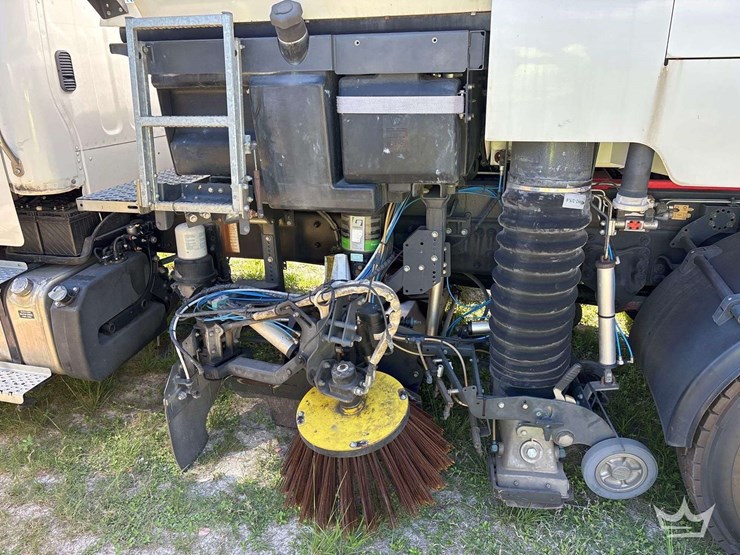 2020-freightliner-m2-106-image-14