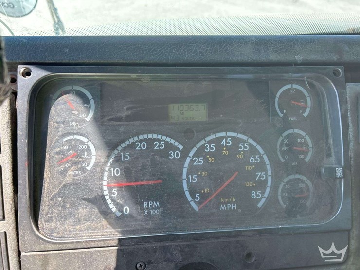 2001-freightliner-fl112-image-16