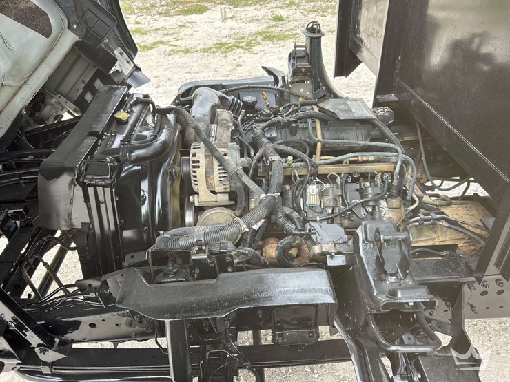 2017-isuzu-npr-image-7