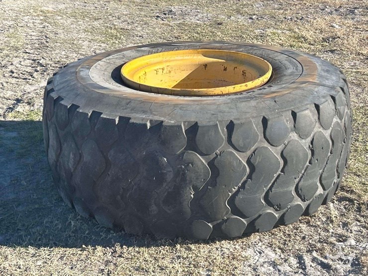 double-coin-23.5r25-tractor-tire-image-3