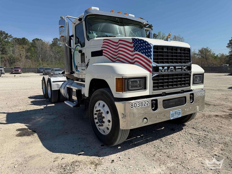 mack-t/a-day-cab-truck-tractor-image-2