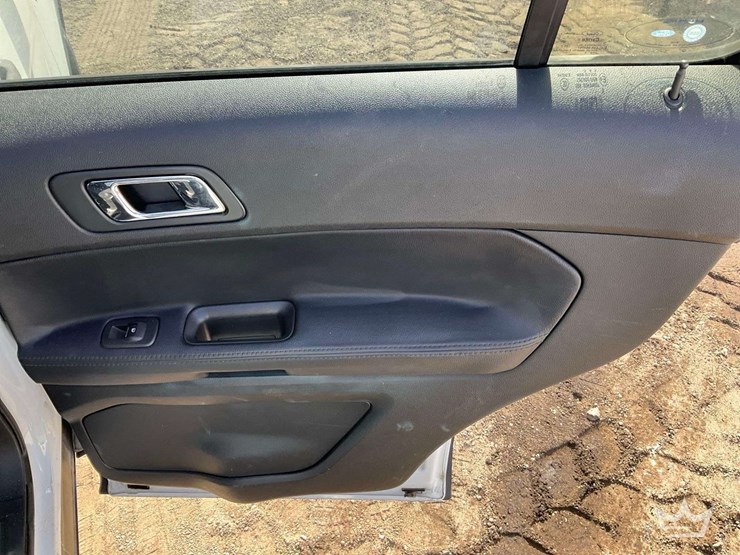 2016-ford-explorer-image-22