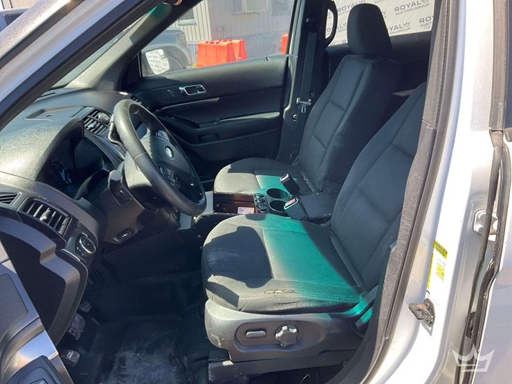 2016-ford-explorer-image-21