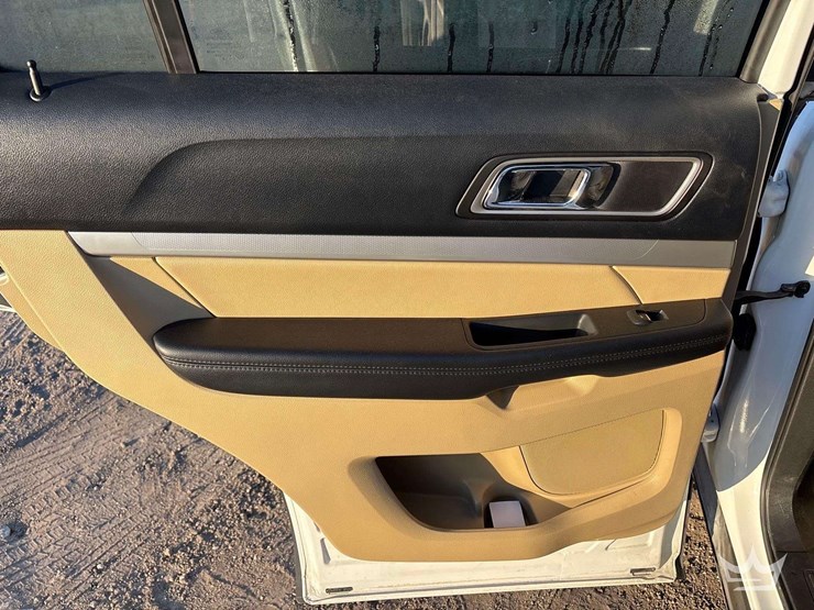 2016-ford-explorer-image-22