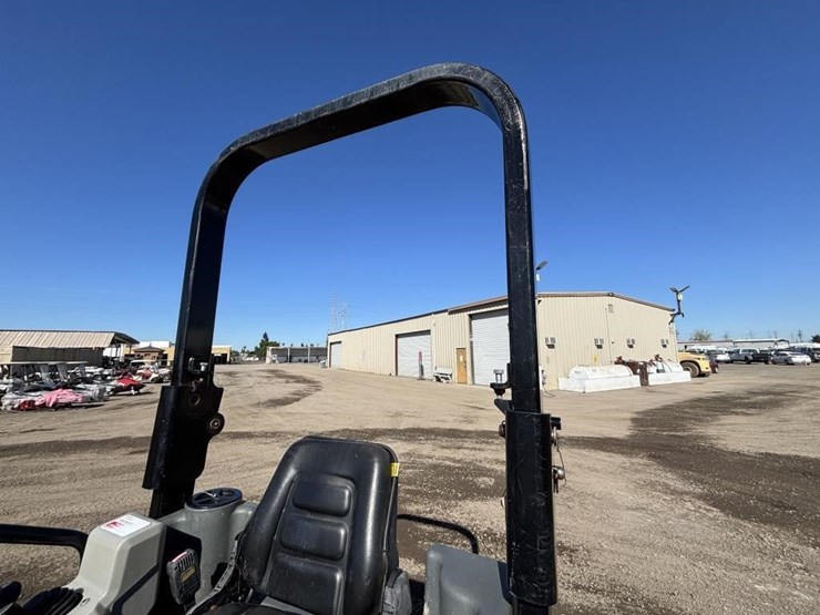 2018-caterpillar-cb24b-image-28