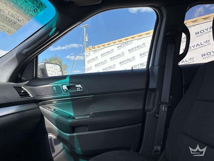 2015-ford-explorer-image-16