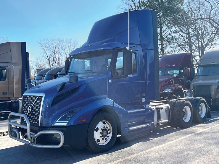 2020-volvo-vnl300-image-1