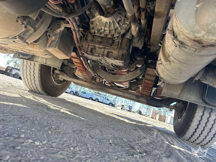 2014-freightliner-114sd-image-22