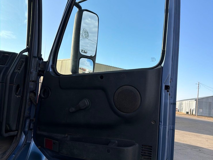 2001-volvo-vn-image-51