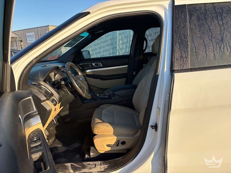 2016-ford-explorer-image-11