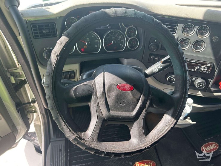 2019-peterbilt-579-image-11