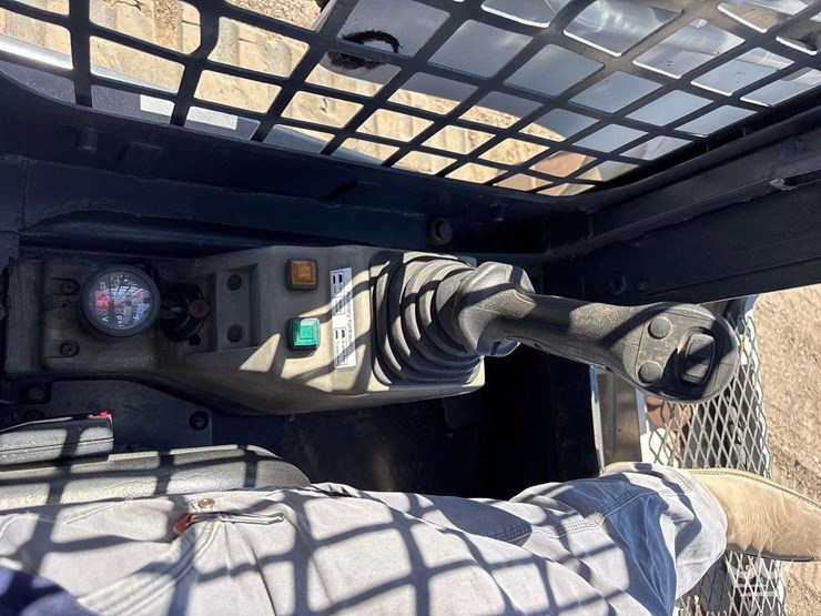 2011-takeuchi-tl250-image-12