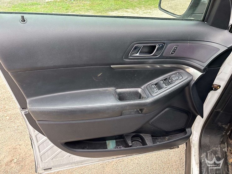 2016-ford-explorer-image-12