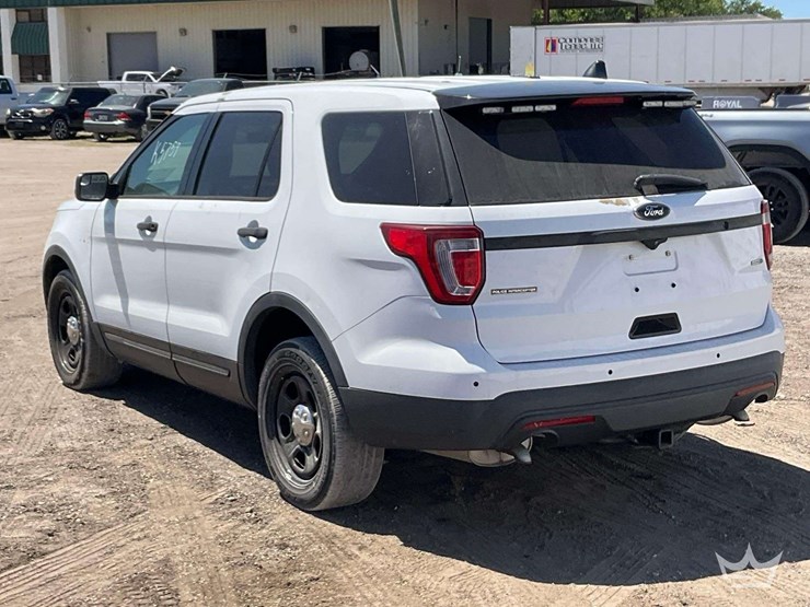 2016-ford-explorer-image-4