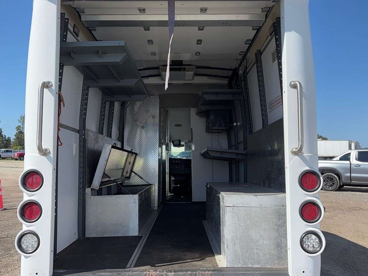 2010-chevrolet-express-3500-image-15