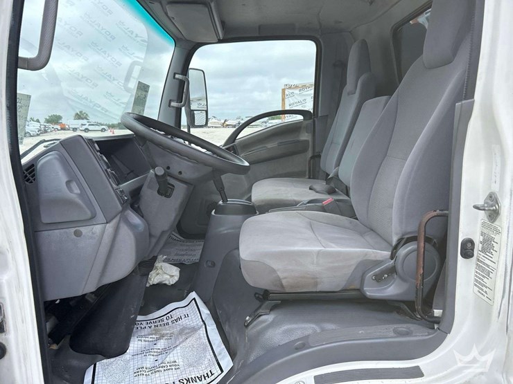 2017-isuzu-npr-image-11