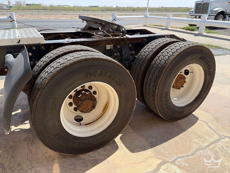 2015-peterbilt-567-image-23