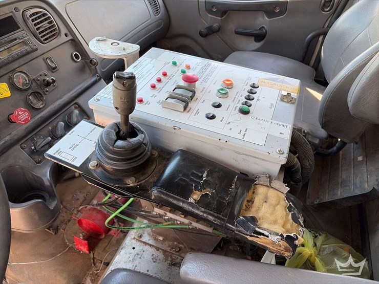 2016-freightliner-108sd-image-16