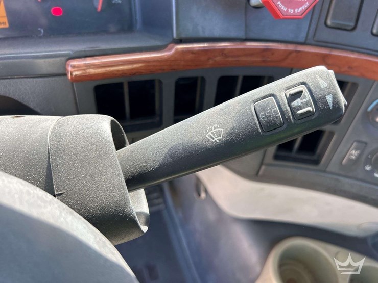 2006-volvo-vnm-s/a-day-cab-truck-tractor-image-12