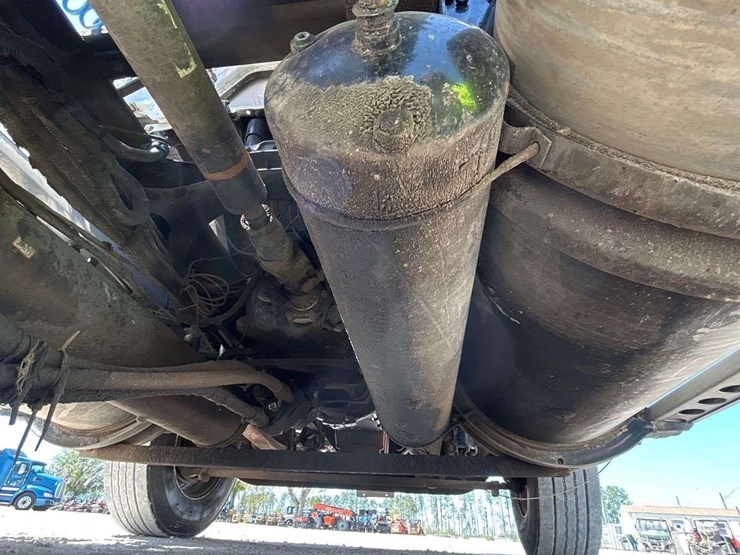 2001-freightliner-fl112-image-26