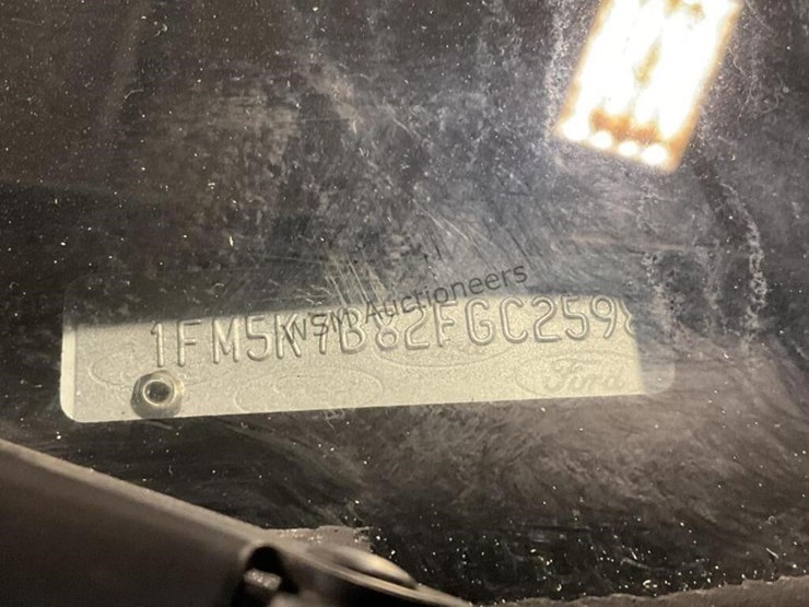 2015-ford-explorer-image-16