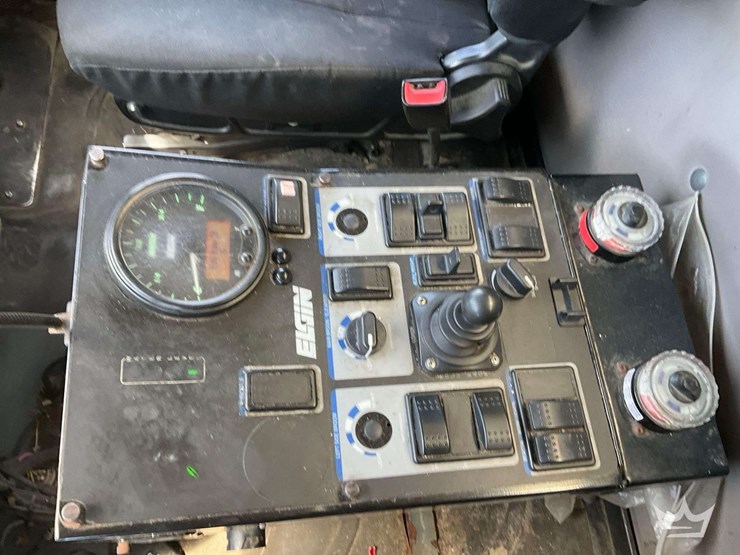 2018-freightliner-m2-106-image-21