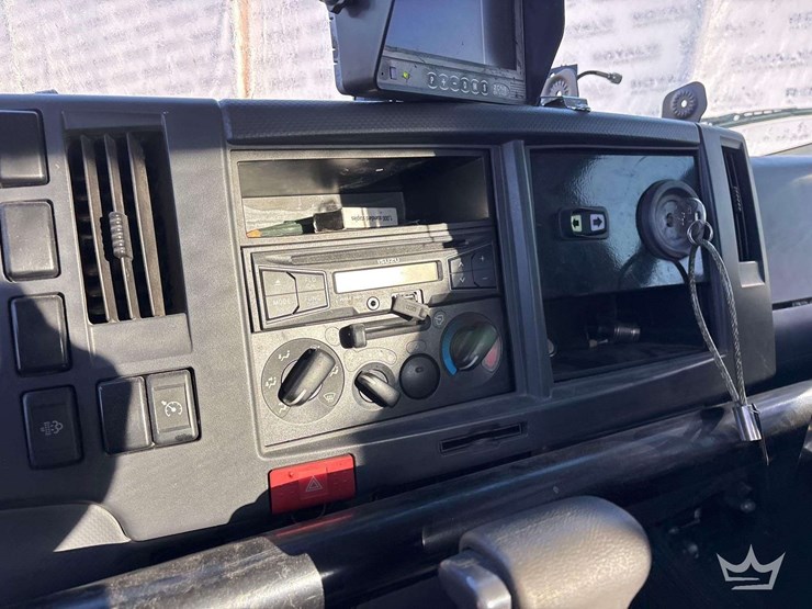 2016-isuzu-nrr-image-17