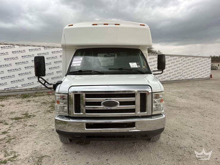 2015-ford-e350-image-24