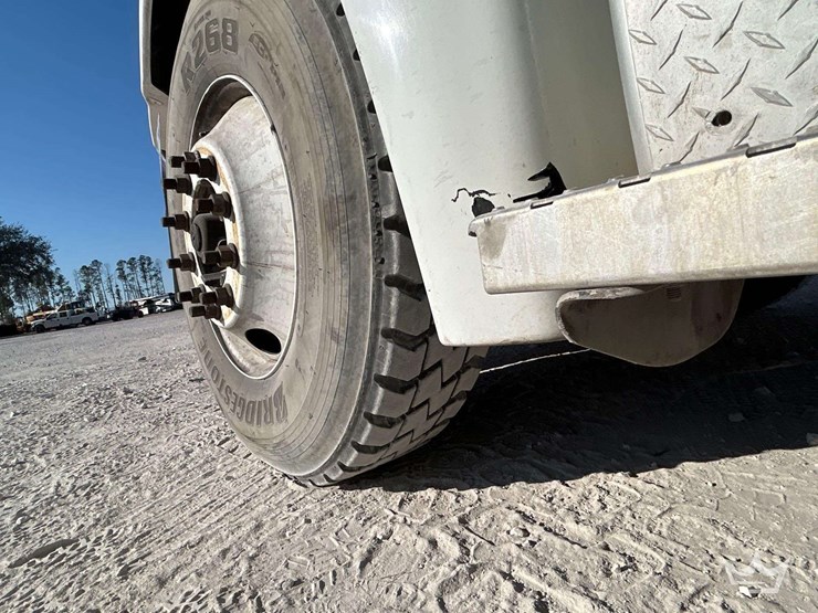 2013-freightliner-cascadia-125-image-36