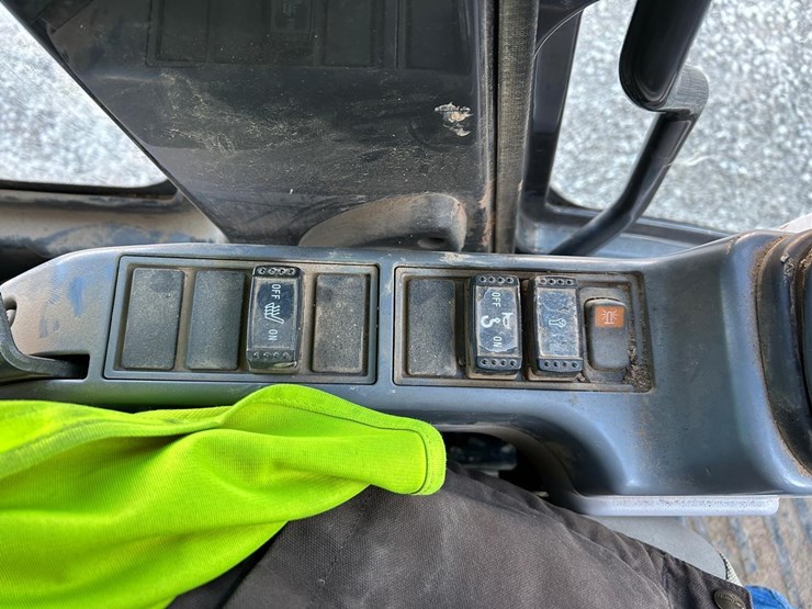 hitachi-zx135us-6-image-33