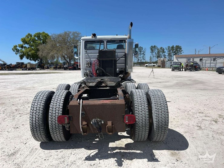 2001-freightliner-fl112-image-29