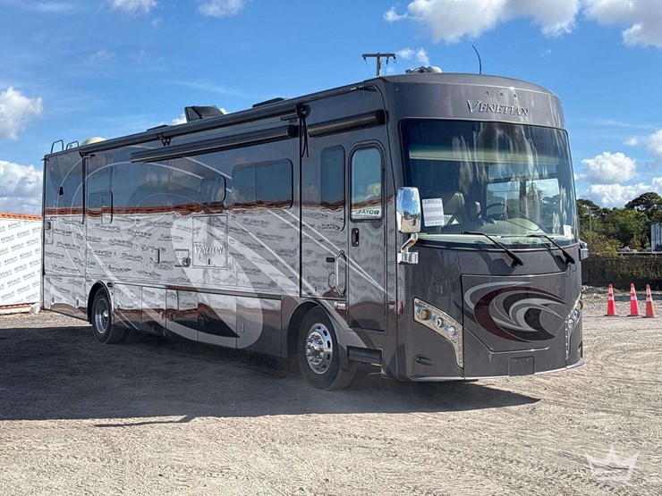 2018-freightliner-thor-venetian-400xcr-a40-41ft.-class-a-motorhome-image-2