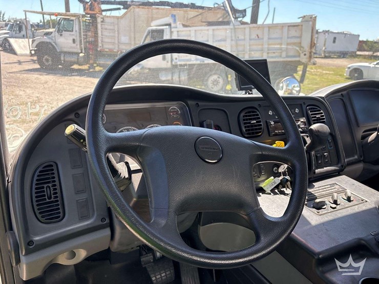 2020-freightliner-m2-106-image-18