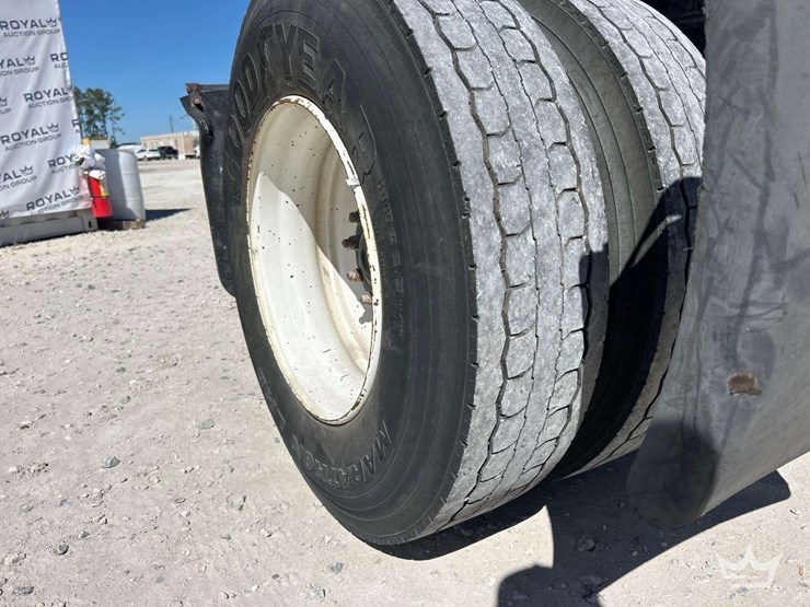 2006-volvo-vnm-s/a-day-cab-truck-tractor-image-26