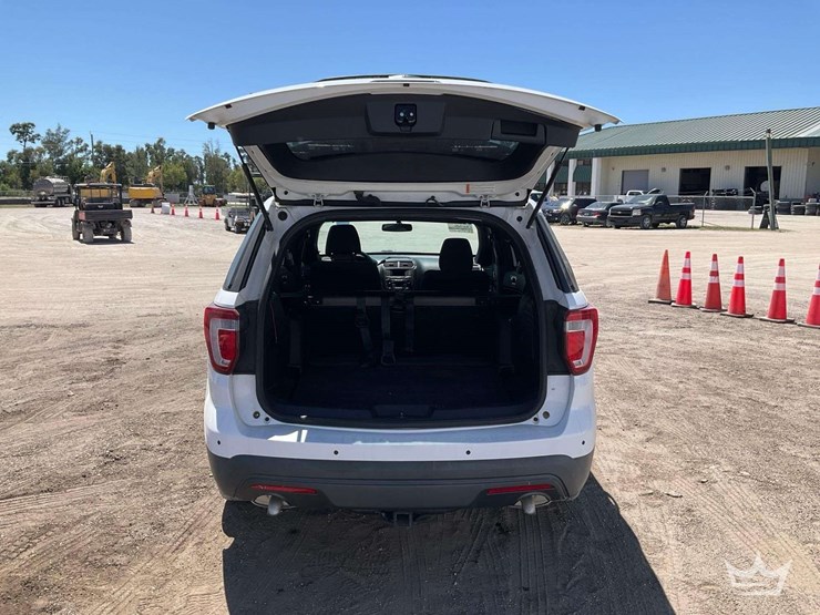 2016-ford-explorer-image-32