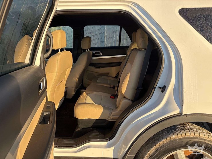 2016-ford-explorer-image-21