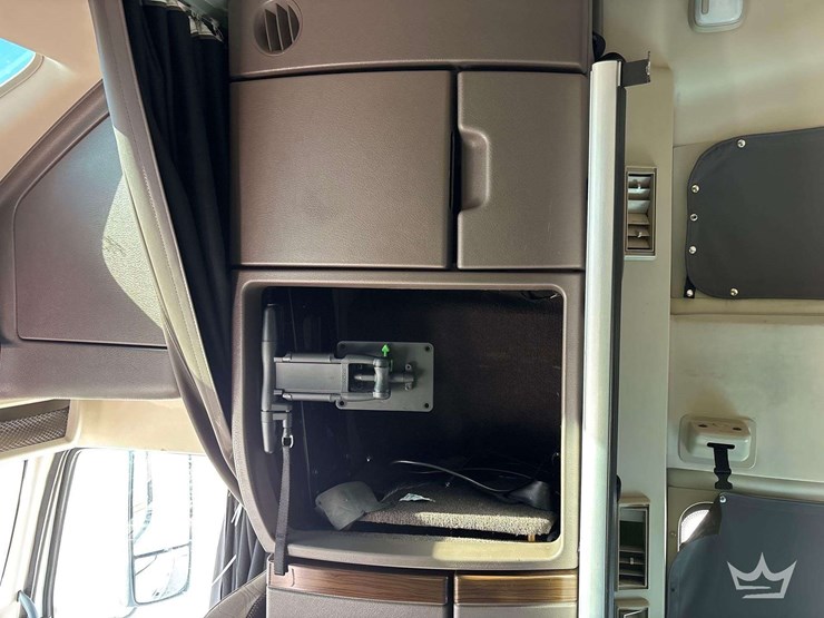 2016-volvo-vnl-t/a-sleeper-cab-truck-tractor-image-30