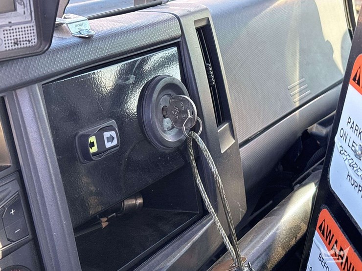 2016-isuzu-nrr-image-28