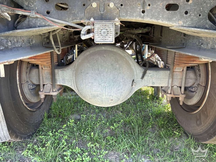 2020-freightliner-m2-106-image-13