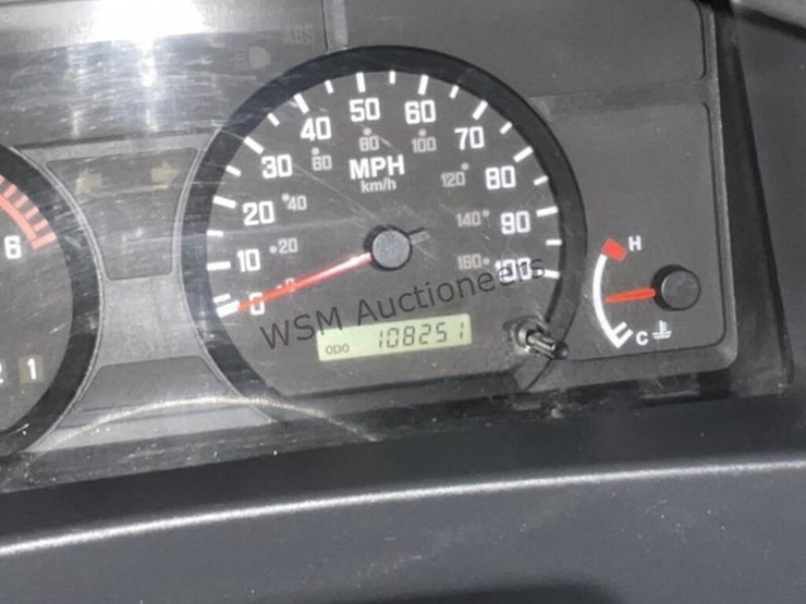 2016-isuzu-npr-image-16