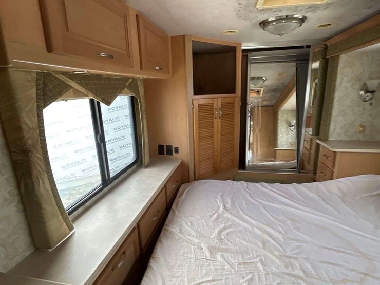 2005-freightliner-tropi-cal-t396-39ft.-class-a-motorhome-image-39