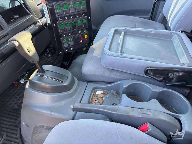 2016-isuzu-nrr-image-19