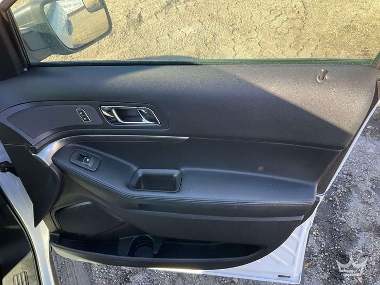 2016-ford-explorer-image-25