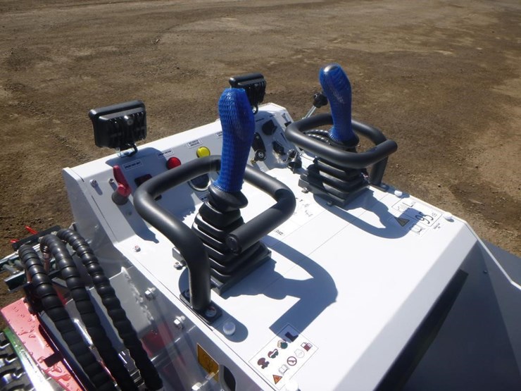 battler-st28h-6-skid-steer-track-loader-image-16