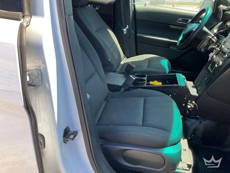 2016-ford-explorer-image-27