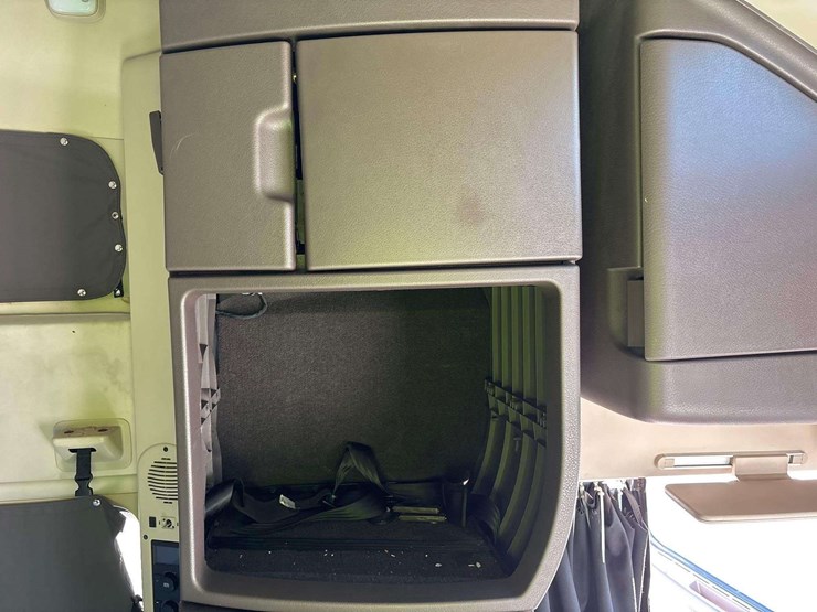 2016-volvo-vnl-t/a-sleeper-cab-truck-tractor-image-33