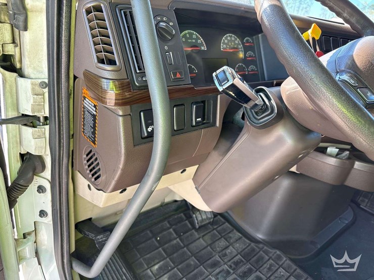 2016-volvo-vnl-t/a-sleeper-cab-truck-tractor-image-22