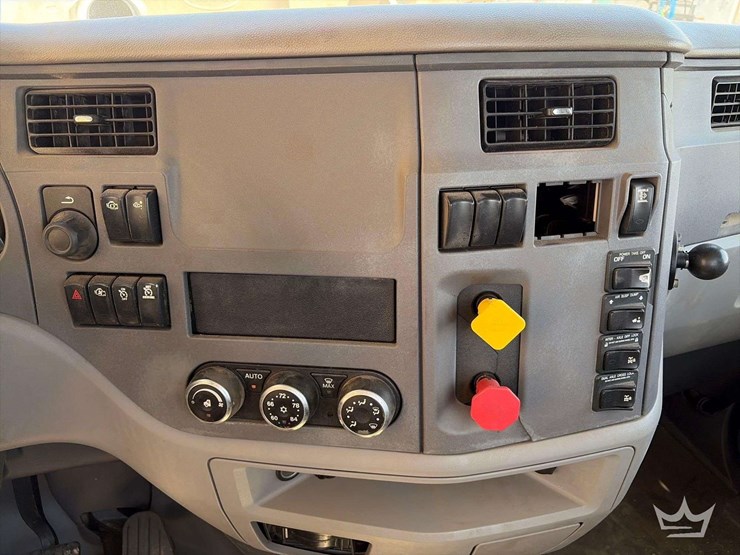 2015-peterbilt-567-image-12