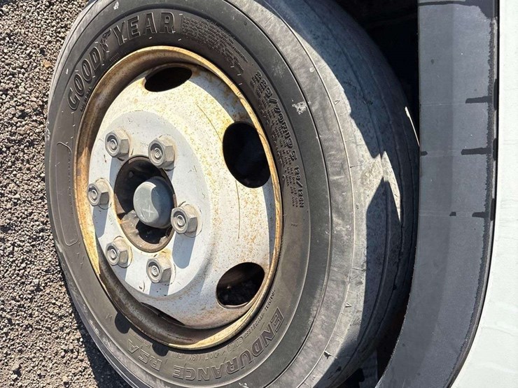 2016-isuzu-nrr-image-26