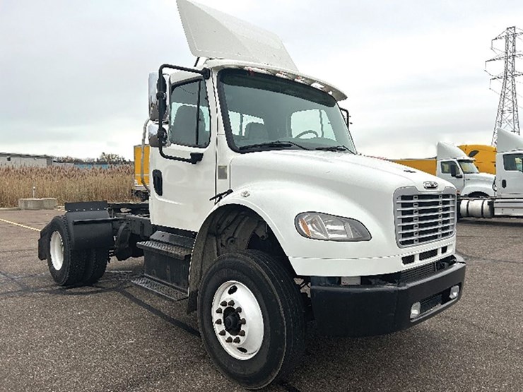 2020-freightliner-m2-image-1